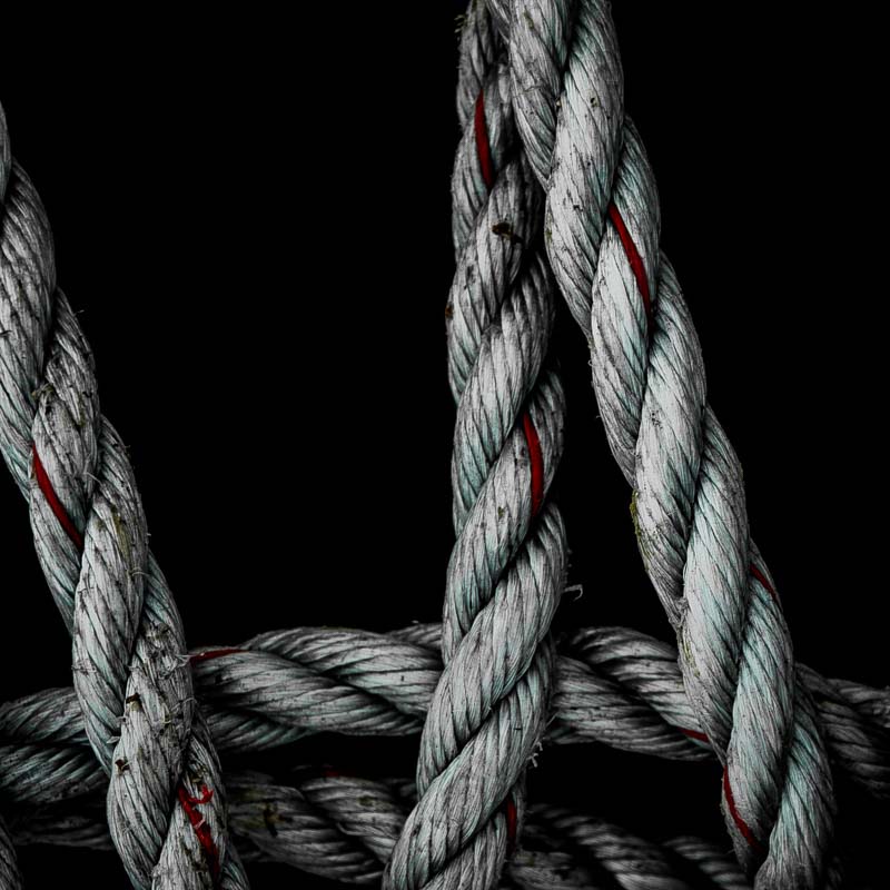 &Aring; finne den r&oslash;de tr&aring;den #2 | Veggbilder | Fotokunst til salgs | Kunstfoto | Kunst | Foto | Bilde